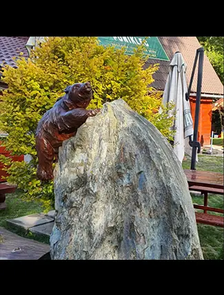 Poniklec - stôl a servírovanie